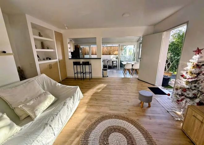 À propos de ce logement
Charmant F2 en duplex lumineux, idéalement situé au faubourg blanchot , quartier calme et proche du centre ville parfait pour un séjour Confortable en famille ou déplacement professionnel.
Le logement offre un très bel espace de vie avec une cuisine entièrement ouverte et équipée prolongée par une agréable Terrasse pour vos repas et moments de détente . L agencement en duplex offre confort avec L’espace nuit comprenant un lit double et une mezzanine avec un couchage enfant .

Accès des voyageurs
accès autonome par boîte a clé