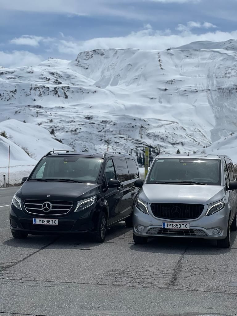 Schwarze Mercedes-Transporter und Autos geparkt; Lech am Arlberg Österreich.