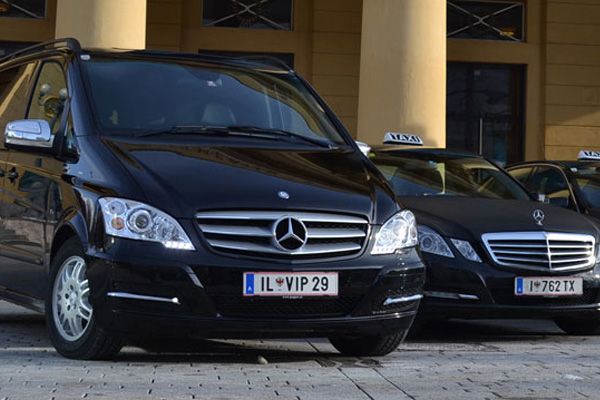 Schwarze Mercedes-Transporter und Autos geparkt; Wien, Österreich.