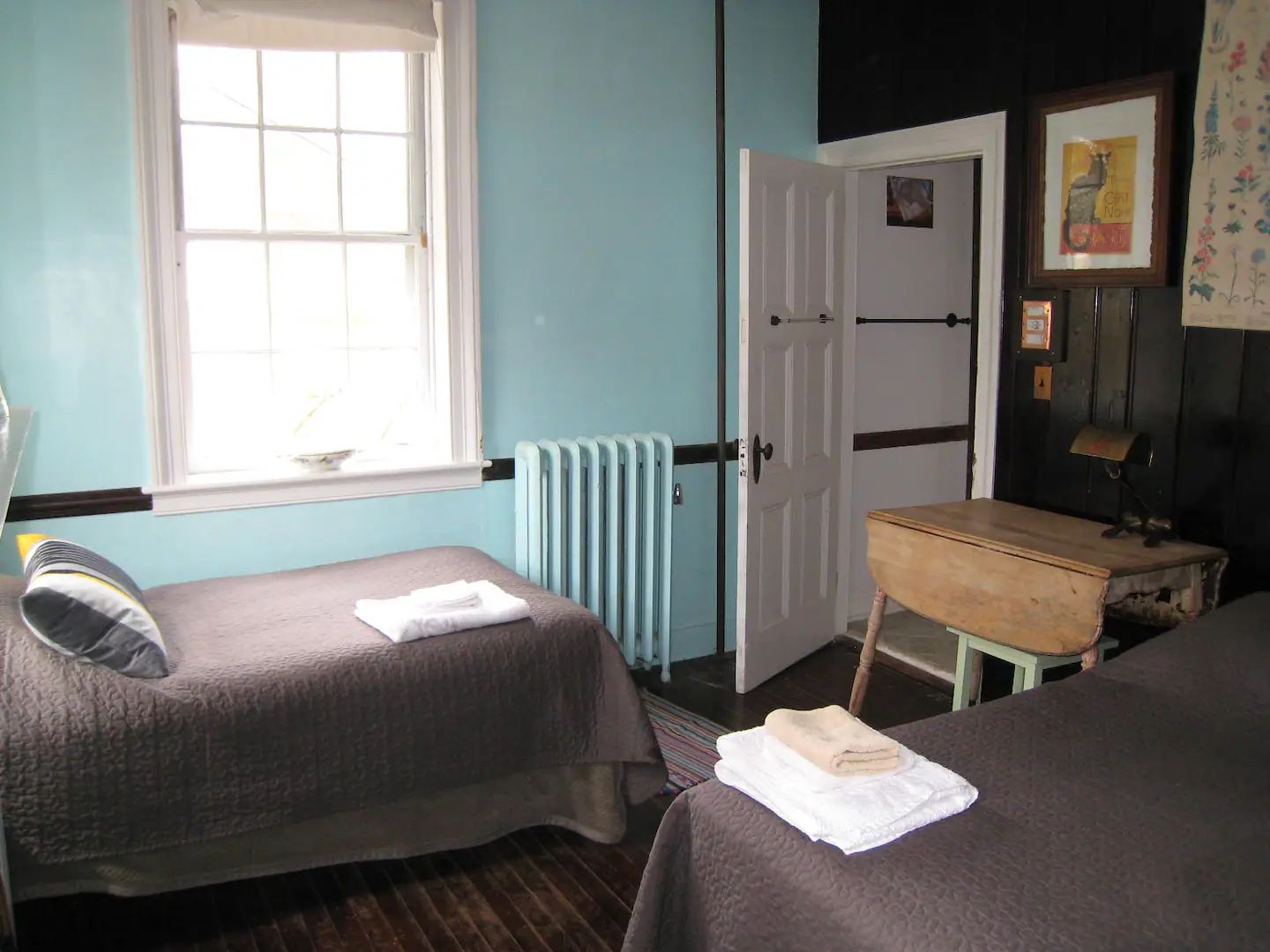 A bedroom with two twin beds and a desk
