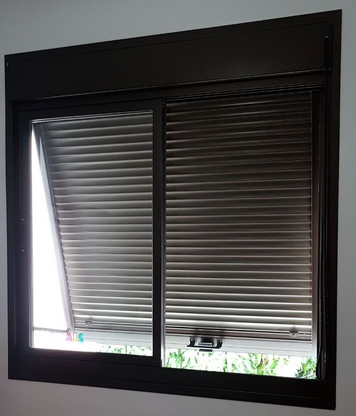 Janela de alumínio com Persiana