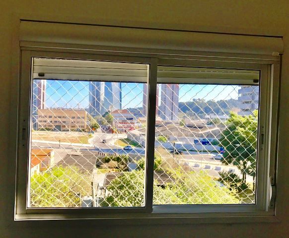 Janela com Persiana e tela de proteção