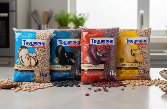 Sacos de feijão Triumpho de diferentes variedades: branco, preto, vermelho e amarelo, sobre a bancada da cozinha.