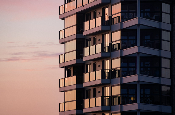 A tall building with lots of windows and balconies