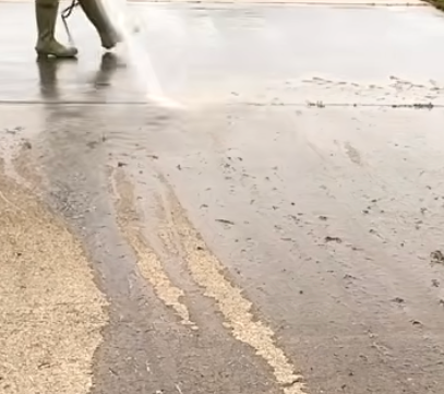 Gutter cleaning service for Alabama’s heavy rain season.