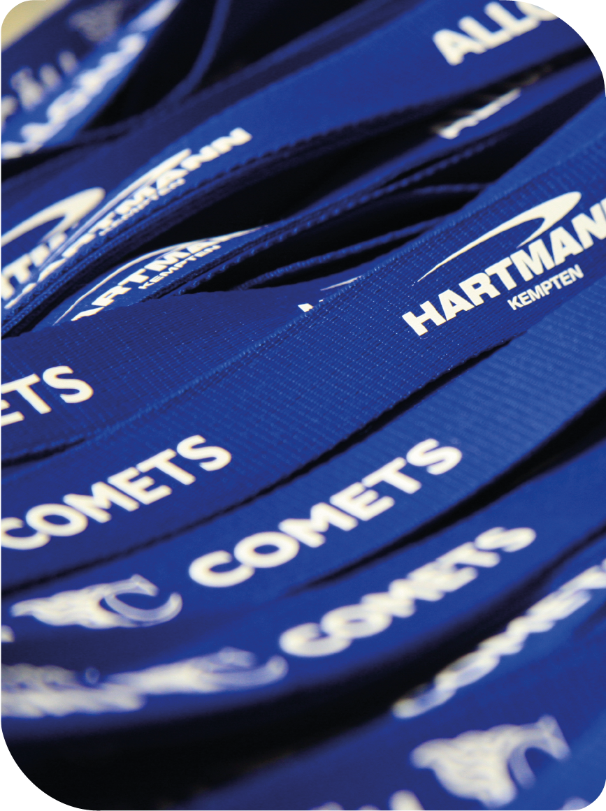 Ein paar blaue Schlüsselbänder mit verschiedenen Logos