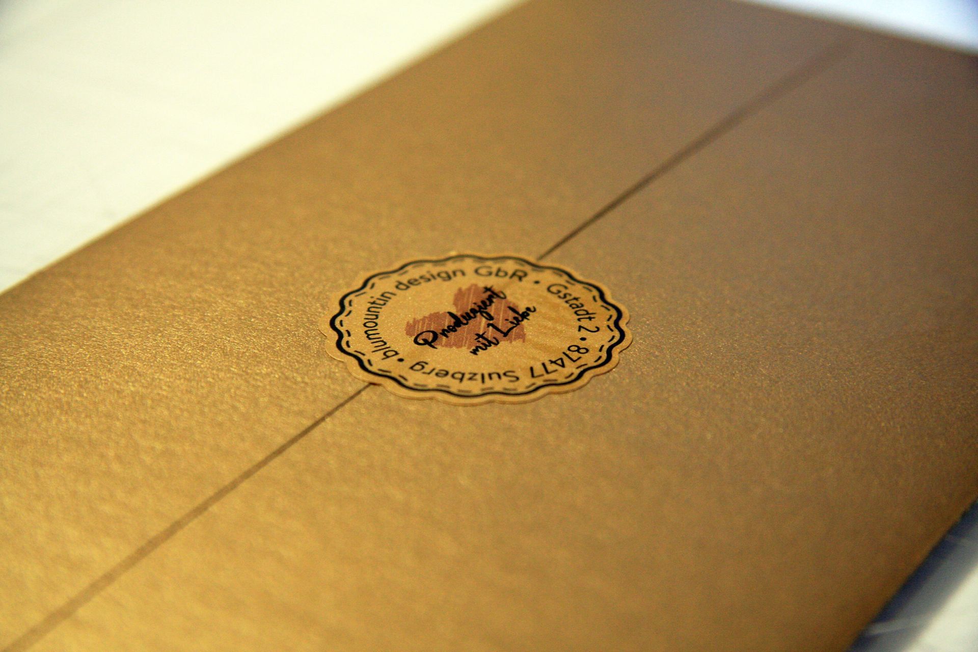 Ein brauner Umschlag mit einem Aufkleber mit dem Siegel von blumountin Design