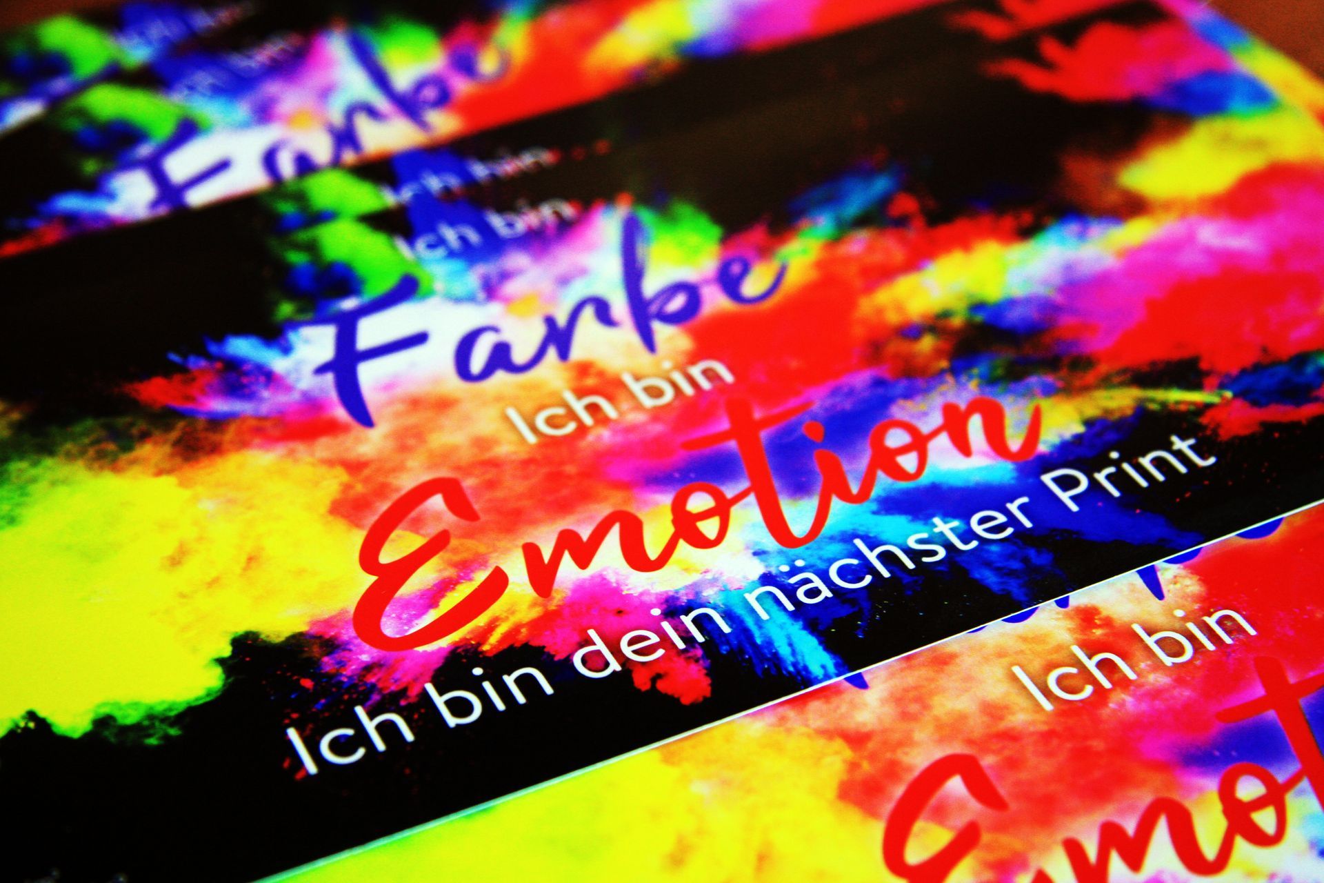 Flyer mit bunter Farbexplosion