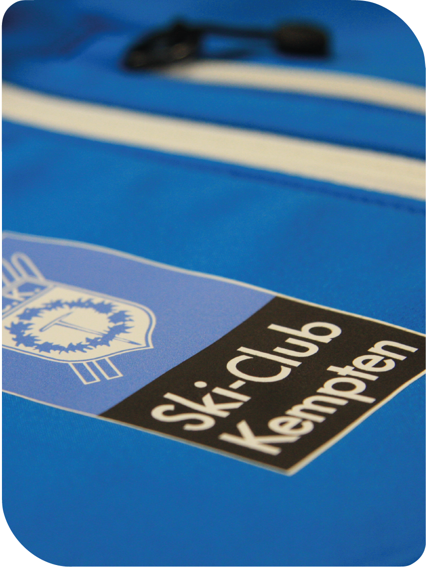 Eine blaue Jacke mit einem Ski-Club Kempten Logo darauf