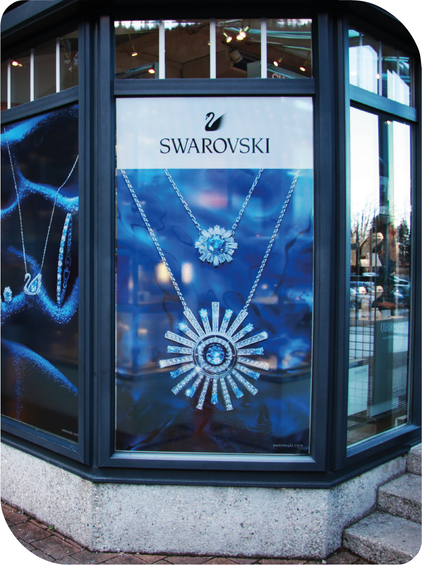 Eine Ausstellung von Swarovski-Schmuck in einem Schaufenster