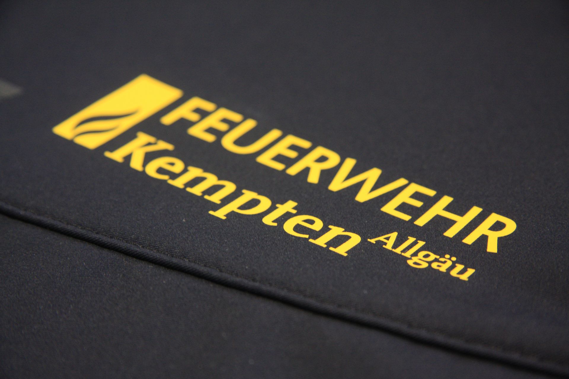 Das Logo der Feuerwehr Kempten auf einem schwarzen Stoff