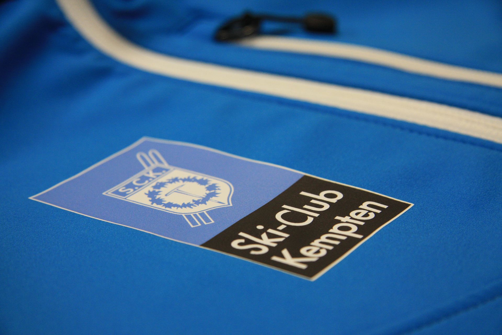 Eine blaue Jacke mit dem Logo des Ski-Club Kempten