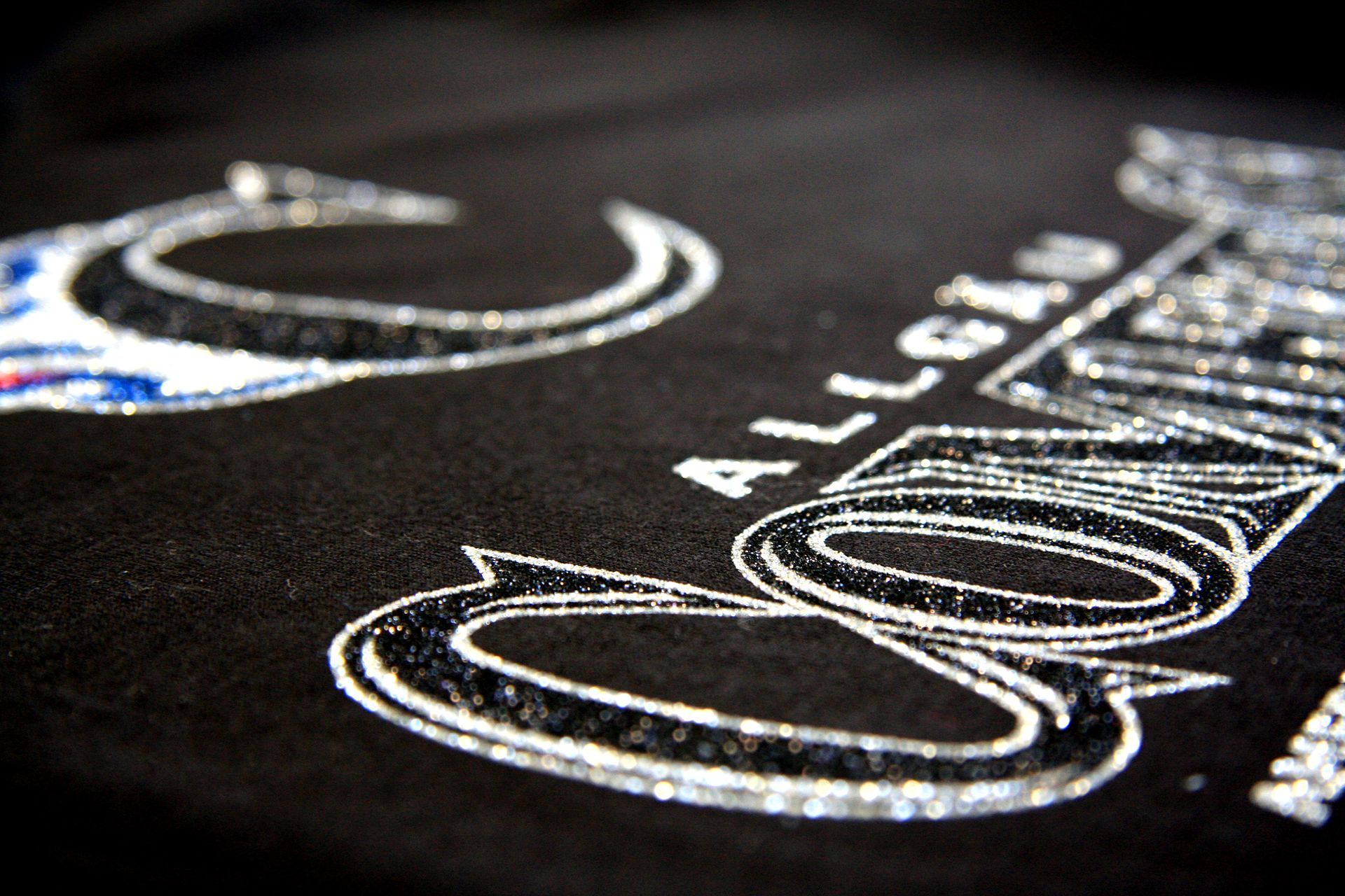 Eine Nahaufnahme eines T-Shirts mit dem Wort COMETS Allgäu darauf