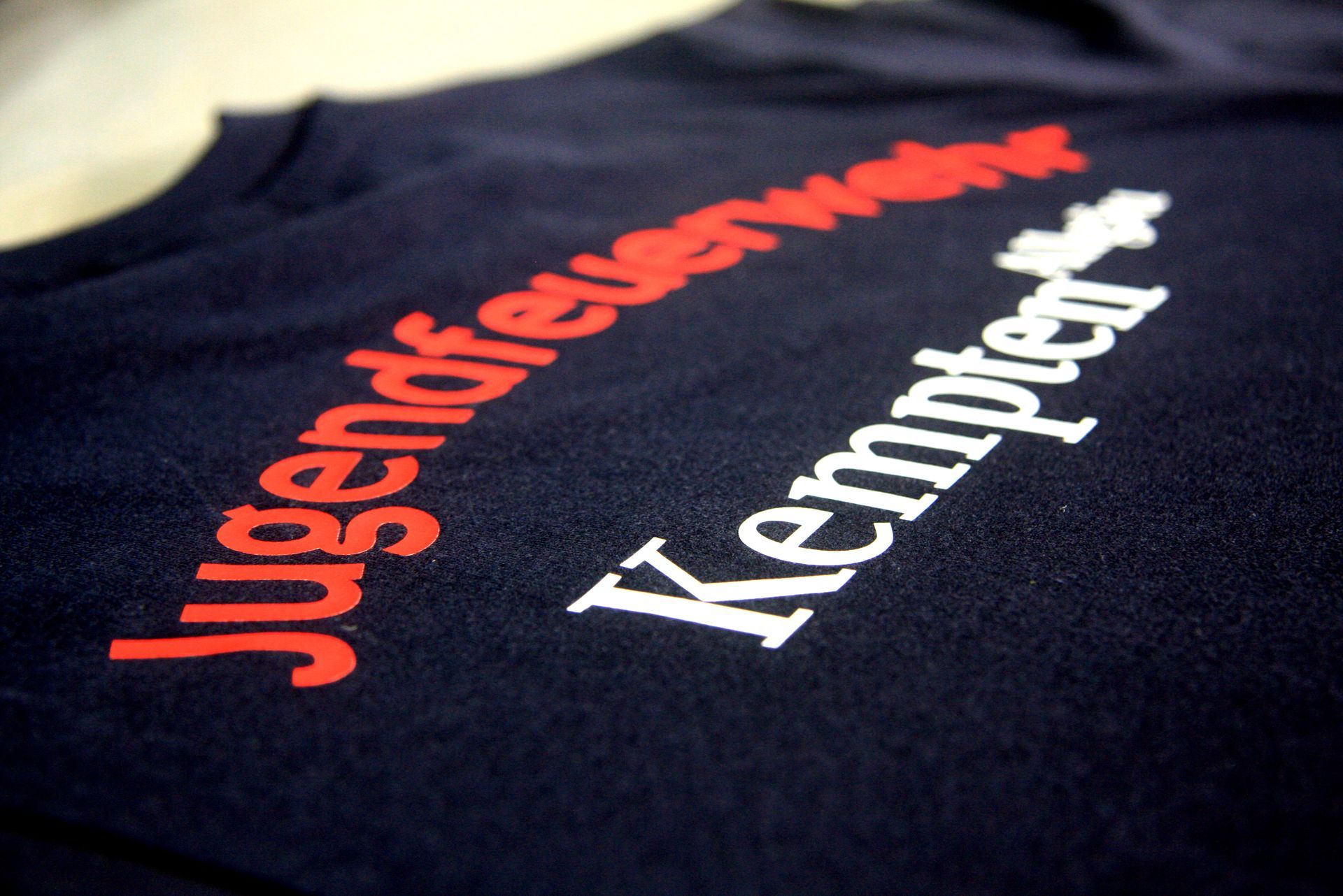 Eine Nahaufnahme eines T-Shirts mit der Aufschrift „Jugendfeuerwehr Kempten“