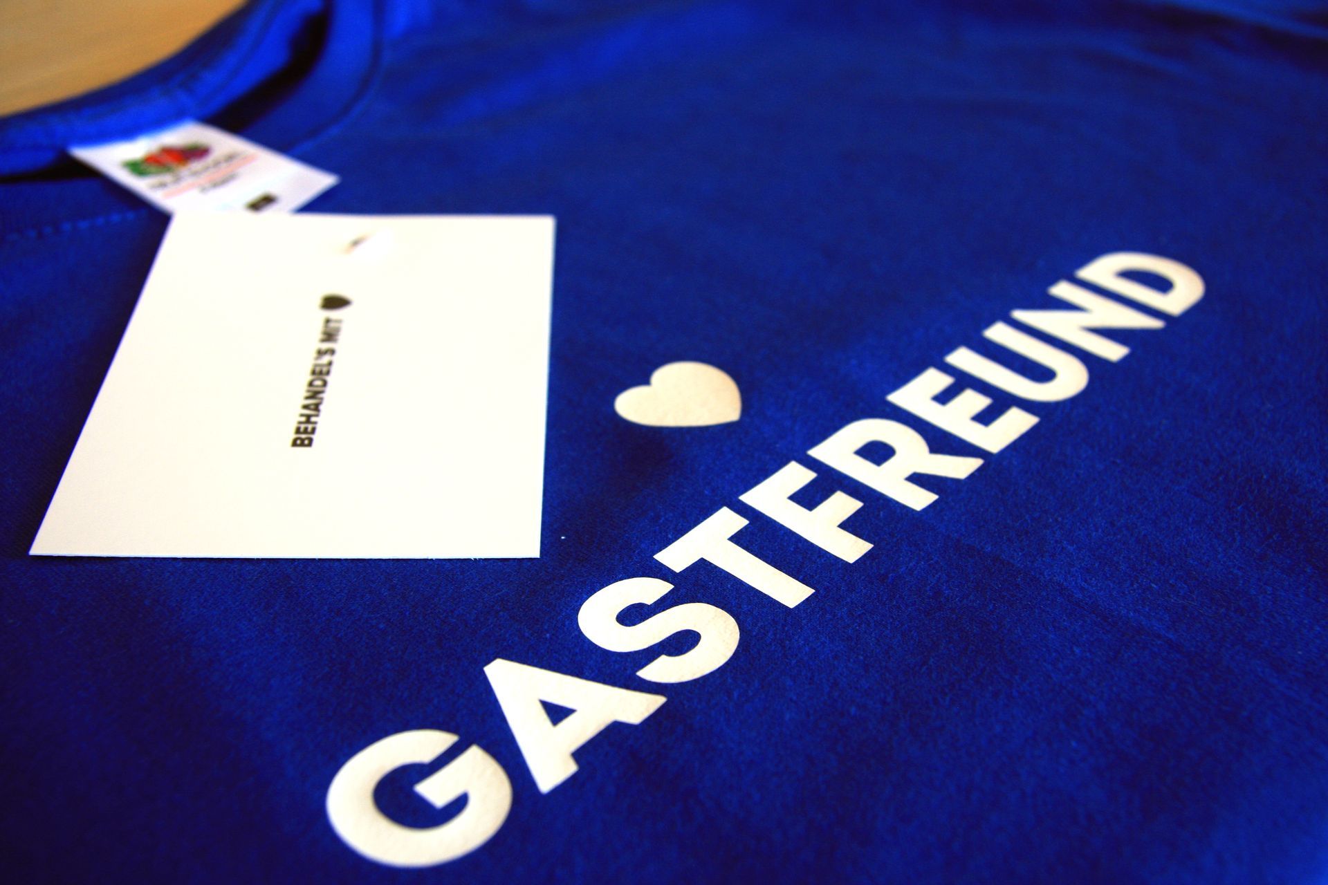 Ein blaues Shirt mit der Aufschrift Gastfreund