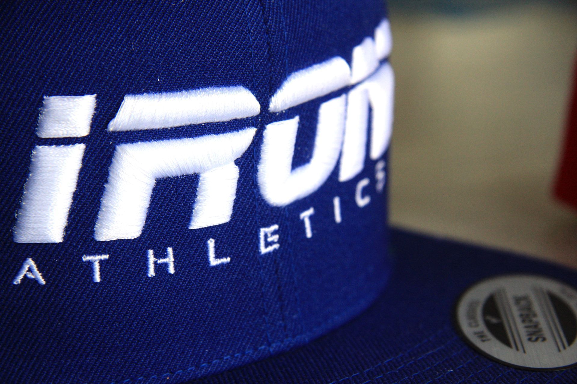 Eine blaue Snapback mit der Aufschrift Iron Athletics