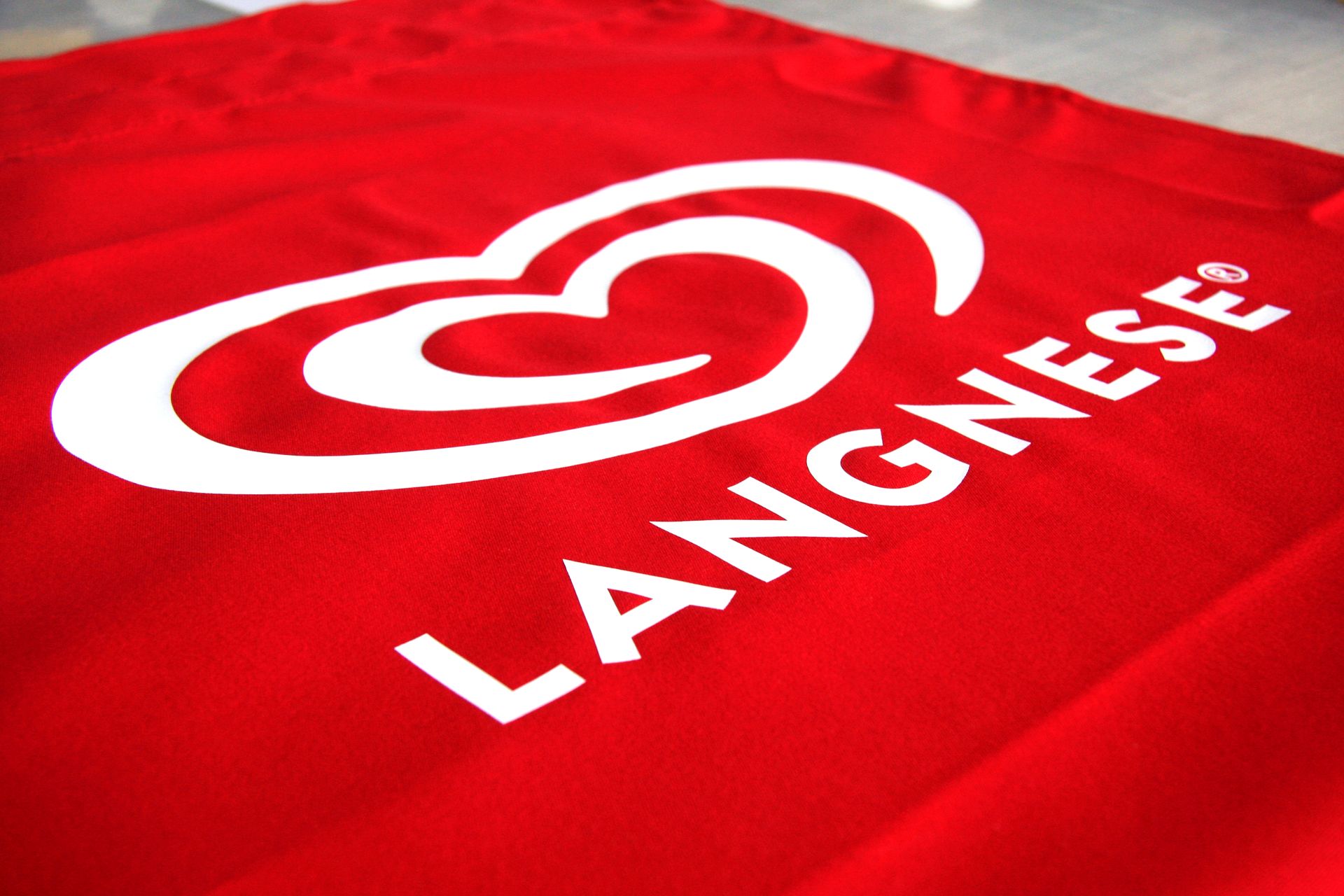 Ein rotes Shirt mit einem weißen Langnese-Logo darauf