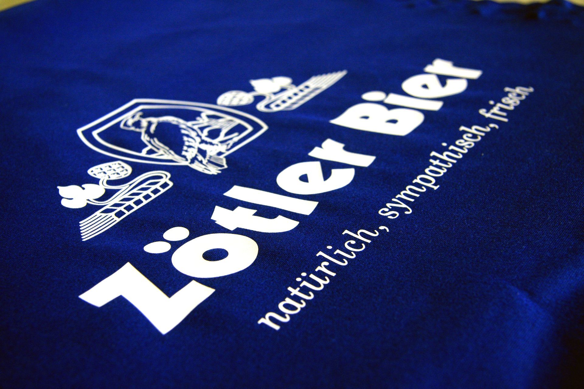 Ein blaues Shirt mit der Aufschrift 