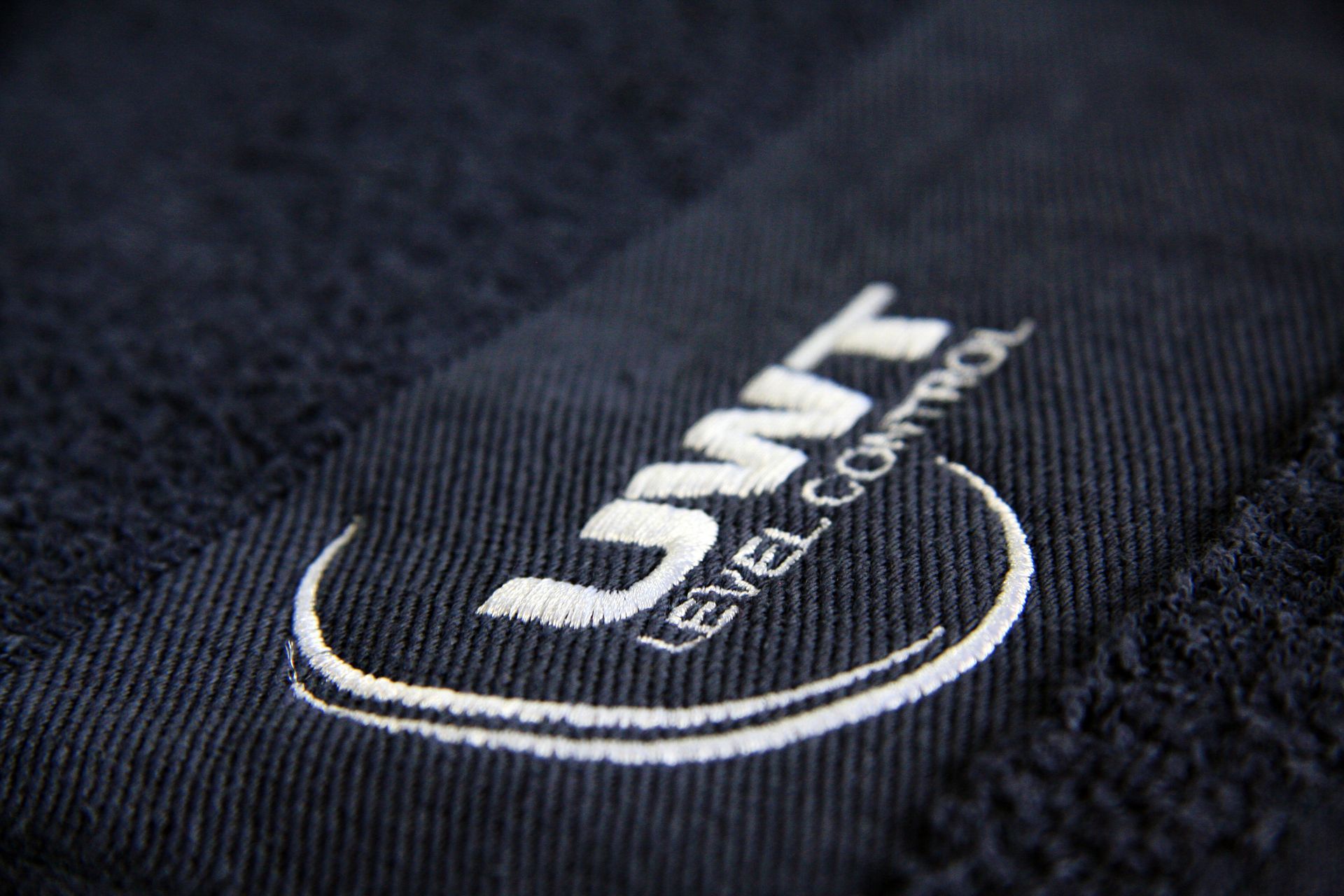 Ein schwarzes Handtuch mit der Aufschrift „UWT level control“