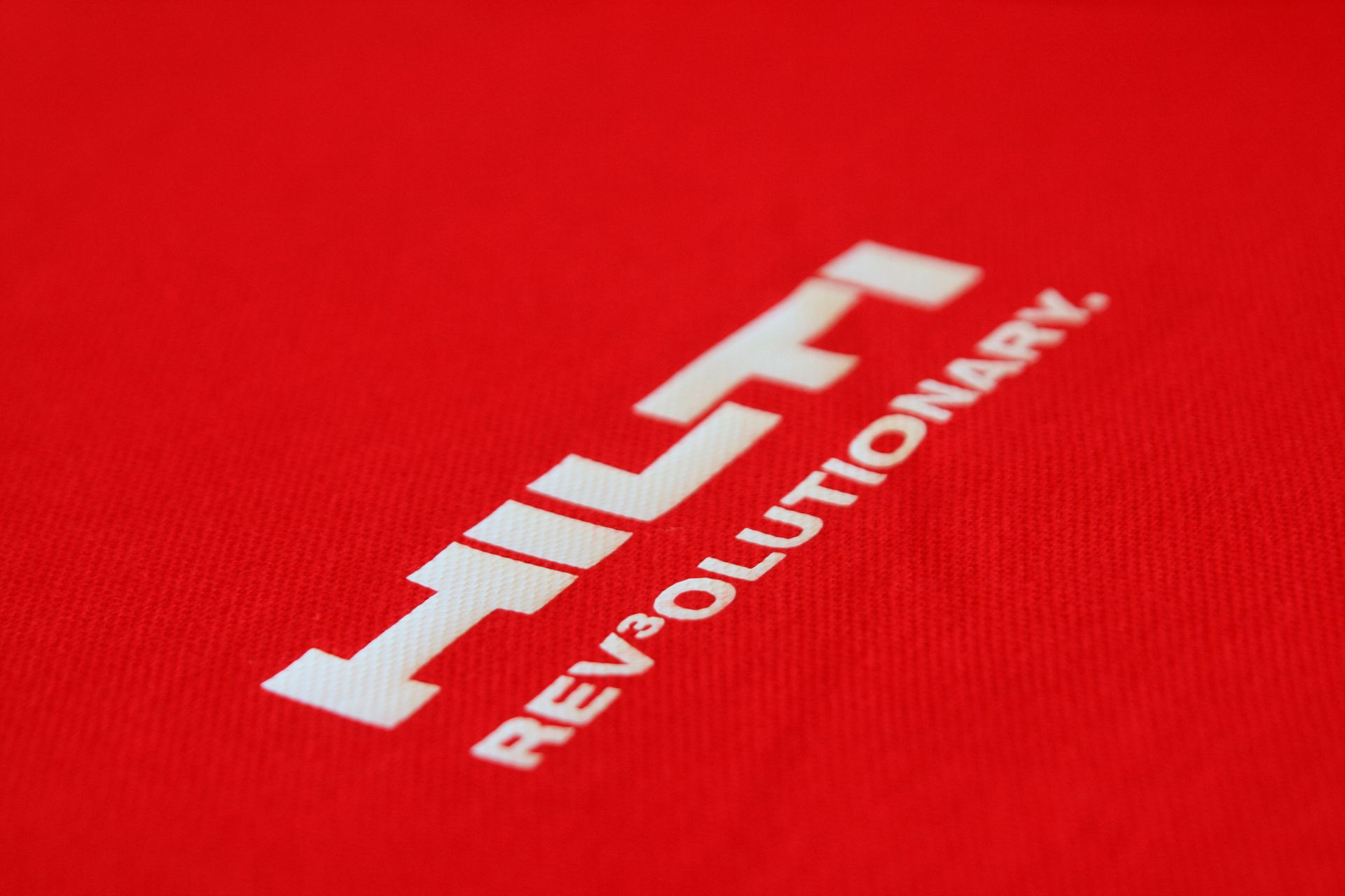 Ein rotes Hemd mit dem Hilti Revolutionary-Logo darauf