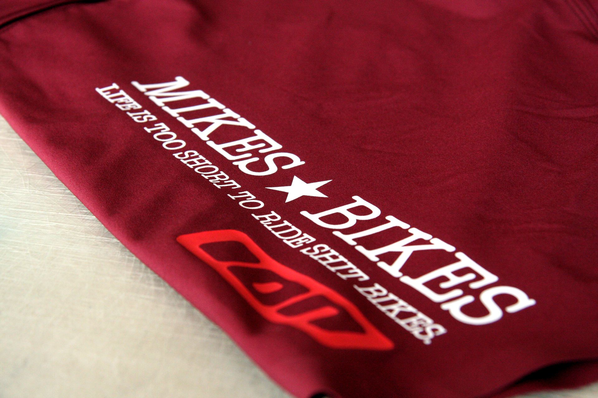 Ein rotes T-Shirt mit der Aufschrift „Mikes Bikes“