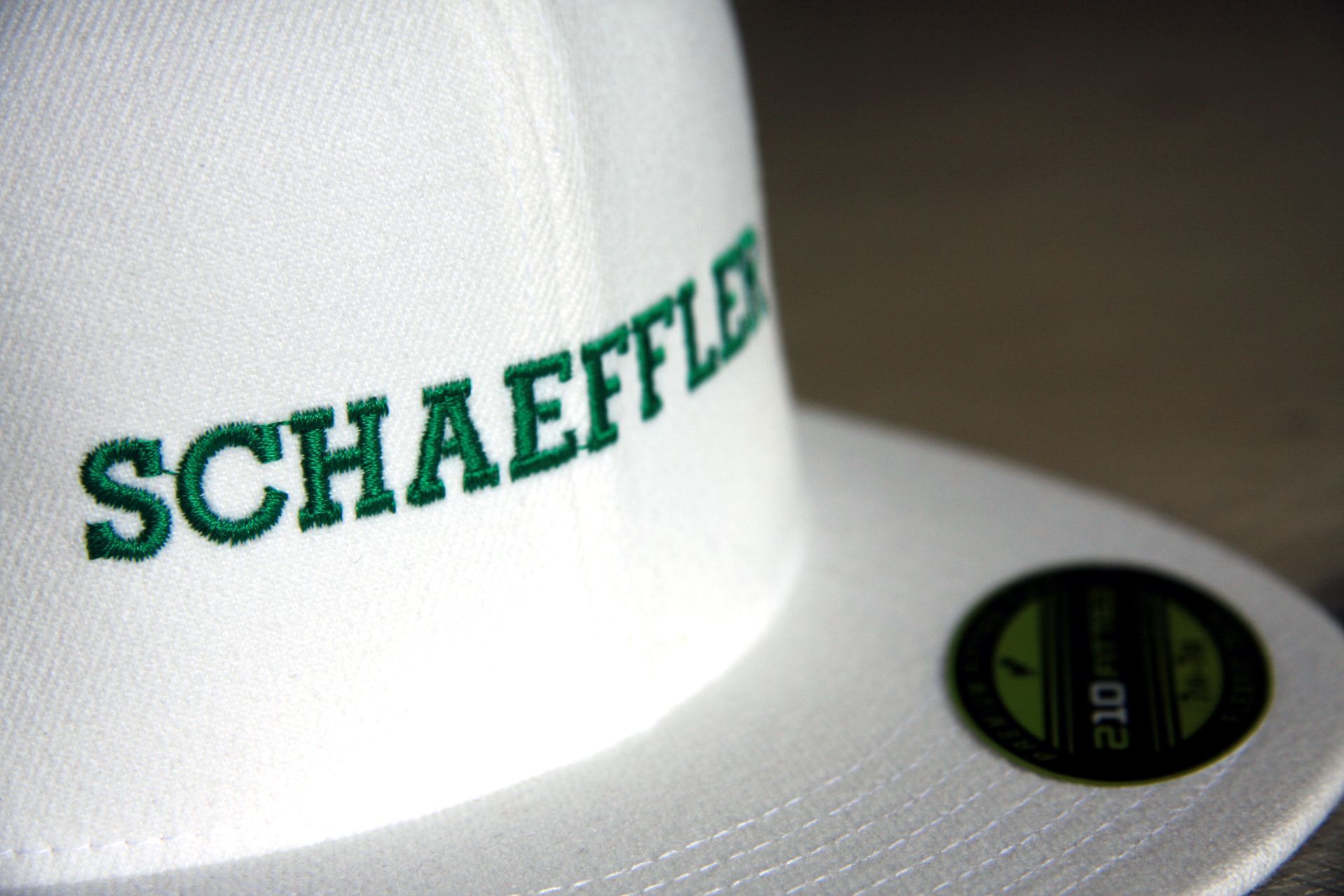 Eine weiße Snapback mit der Aufschrift „Schaeffler“
