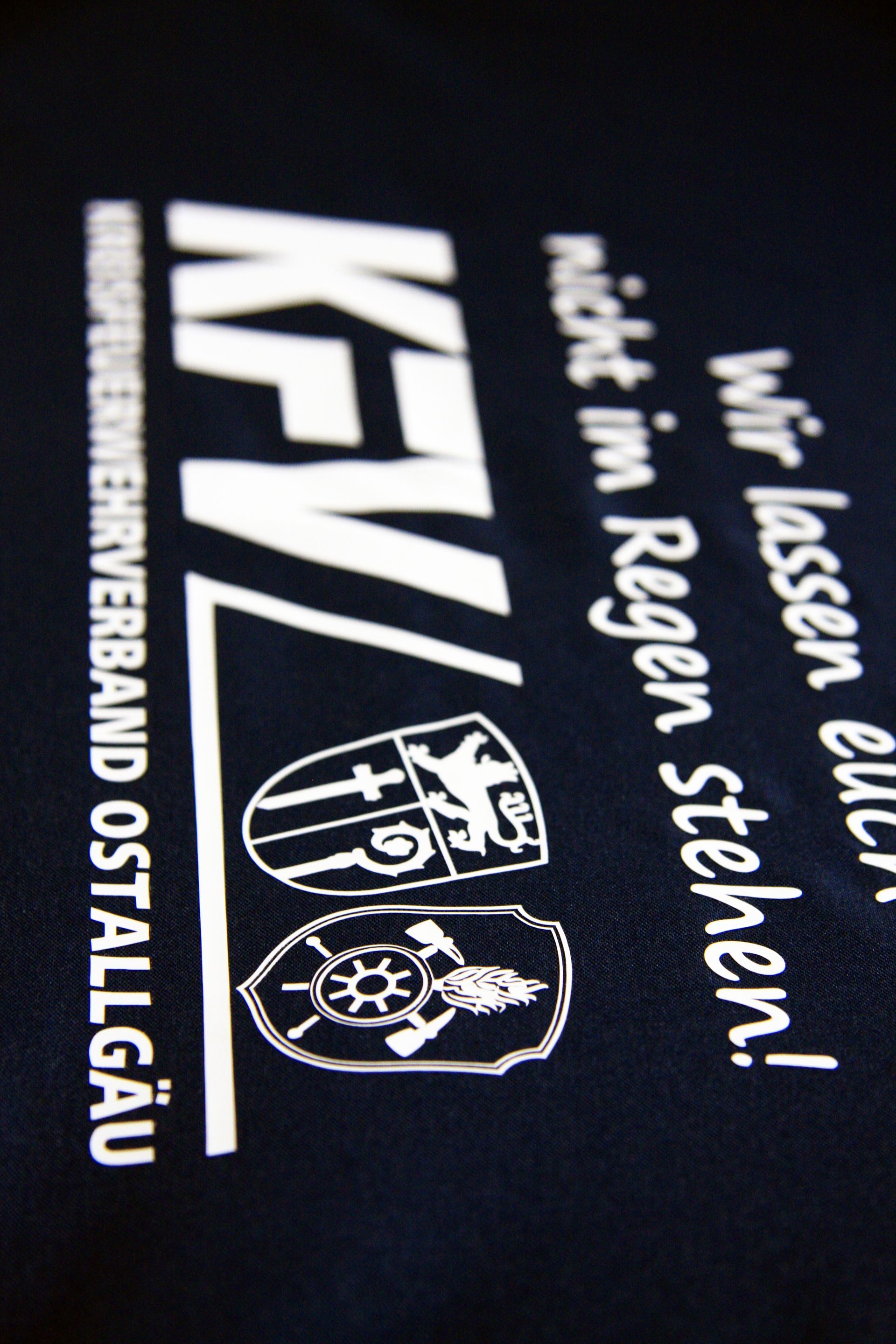 Ein schwarzes Shirt mit weißer Aufschrift