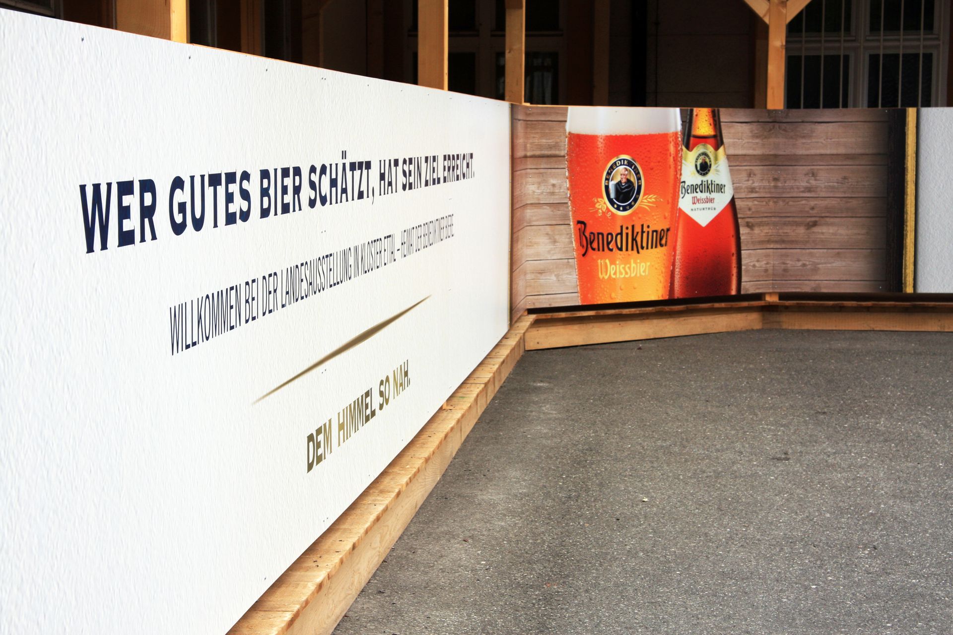 Eine beklebte Werbewand mir Bier-Motiv