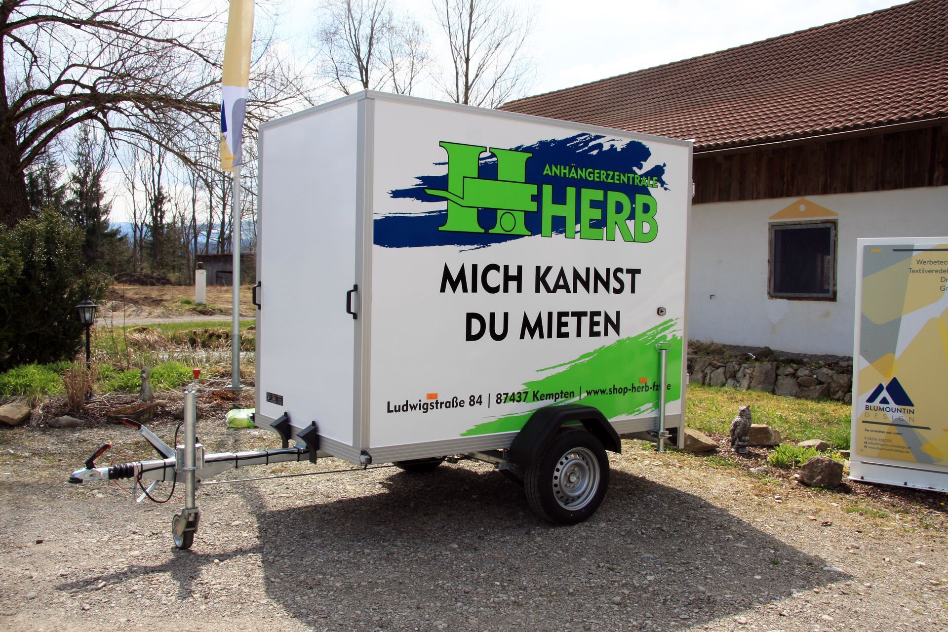 Ein Anhänger auf dem steht 