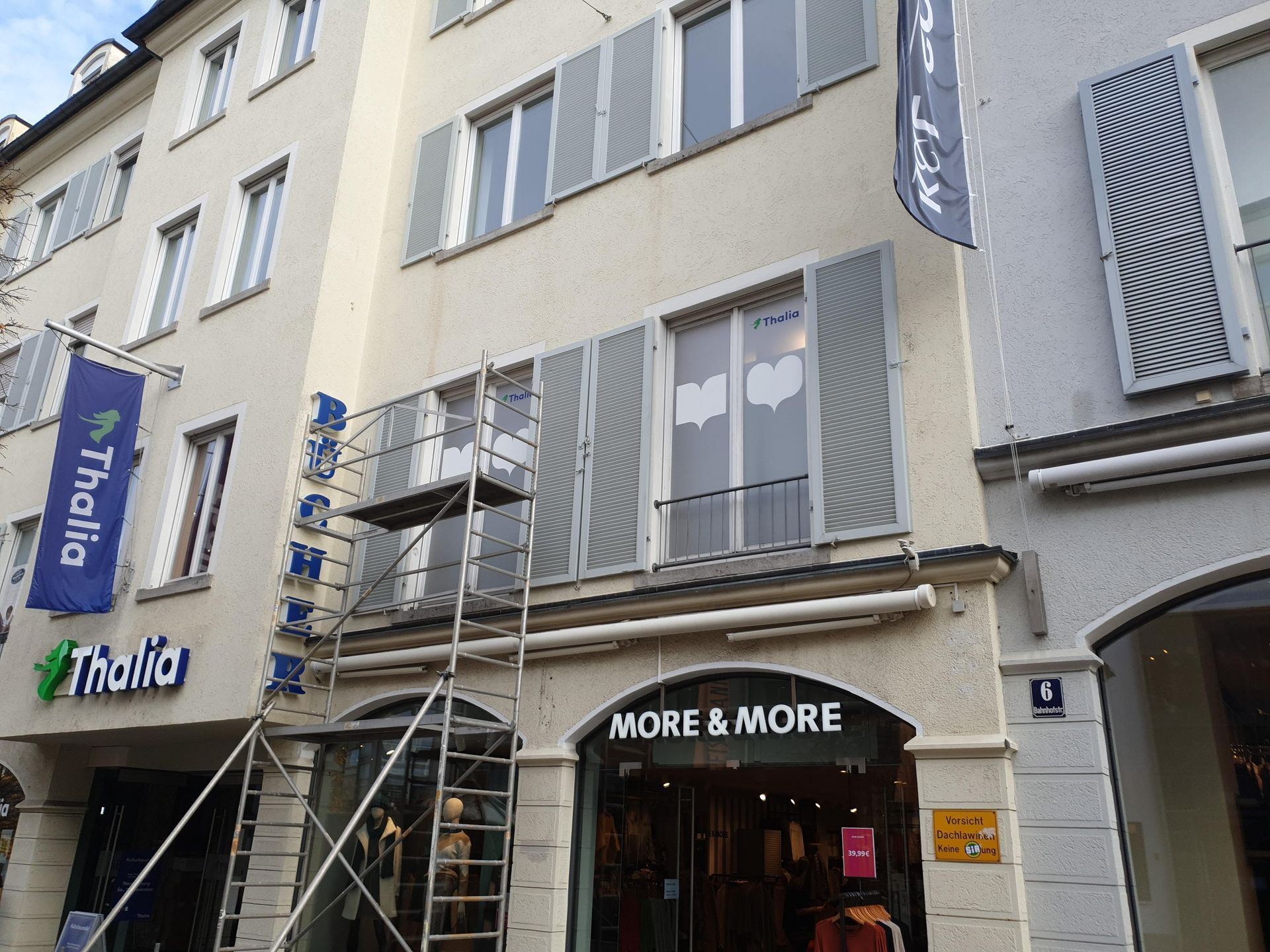 Eine Ladenfront mit einem Schild, auf dem „More & More“ steht