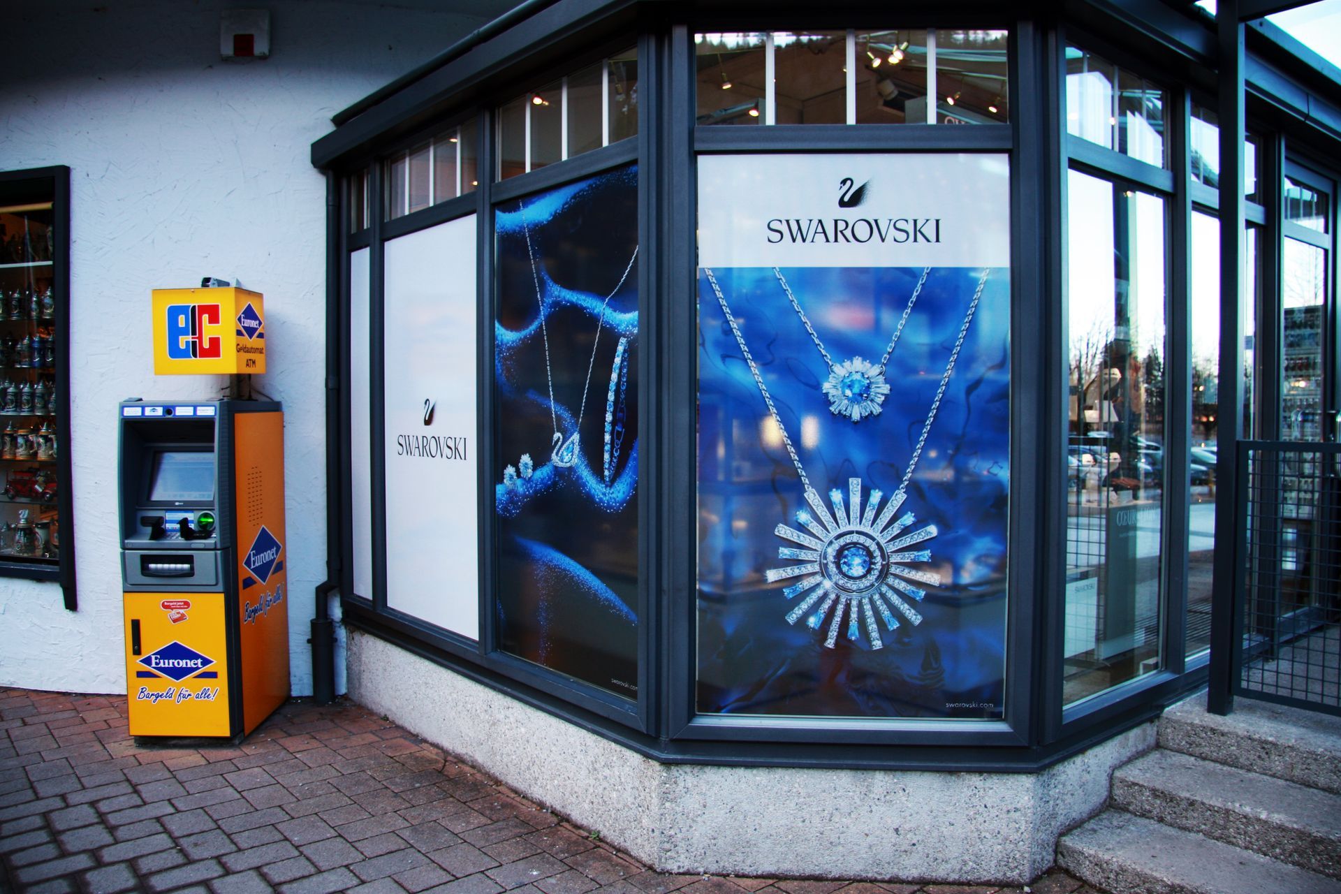 Eine Ladenfront mit einem Schild mit der Aufschrift „Swarovski“
