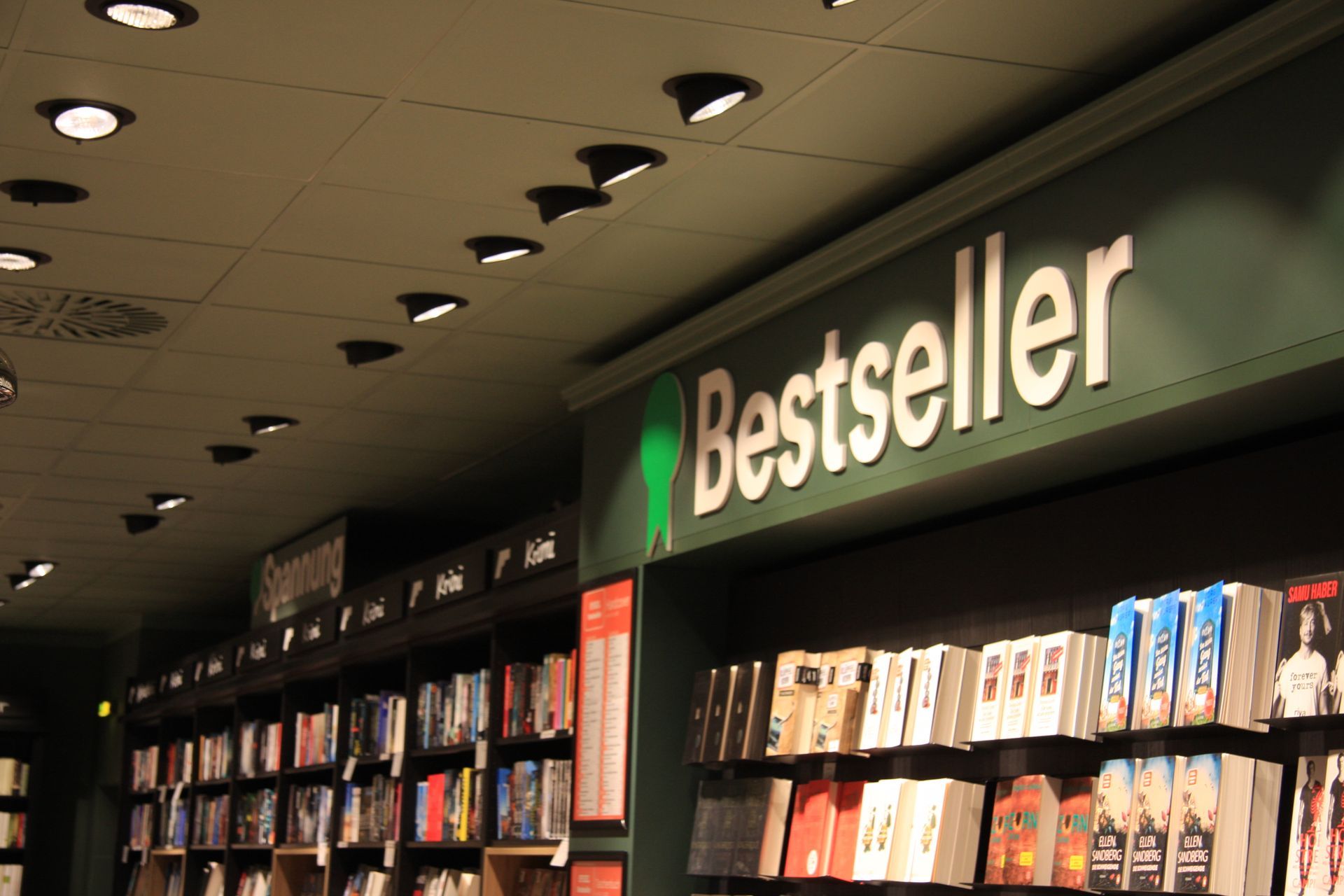 Ein Buchladen mit einem grünen Schild mit der Aufschrift 