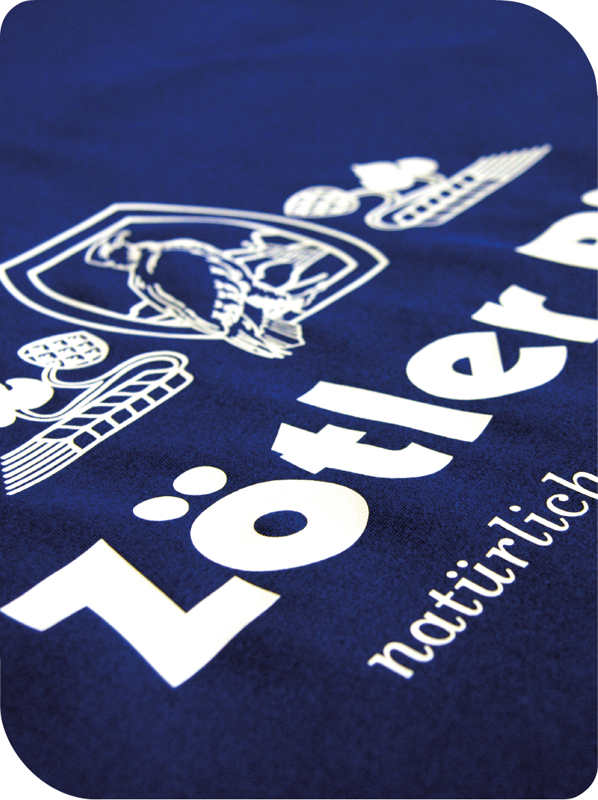 Eine Nahaufnahme eines blauen T-Shirts mit weißer Aufschrift