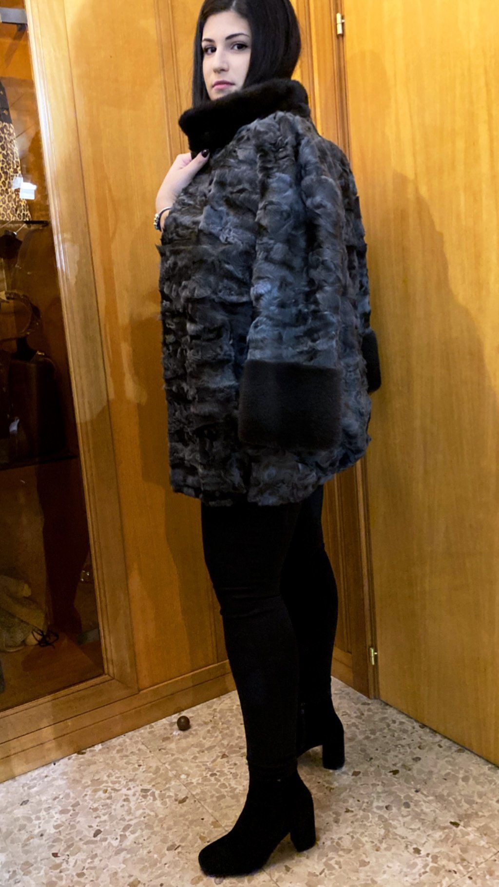 cappotto in pelliccia grigio con dettagli neri