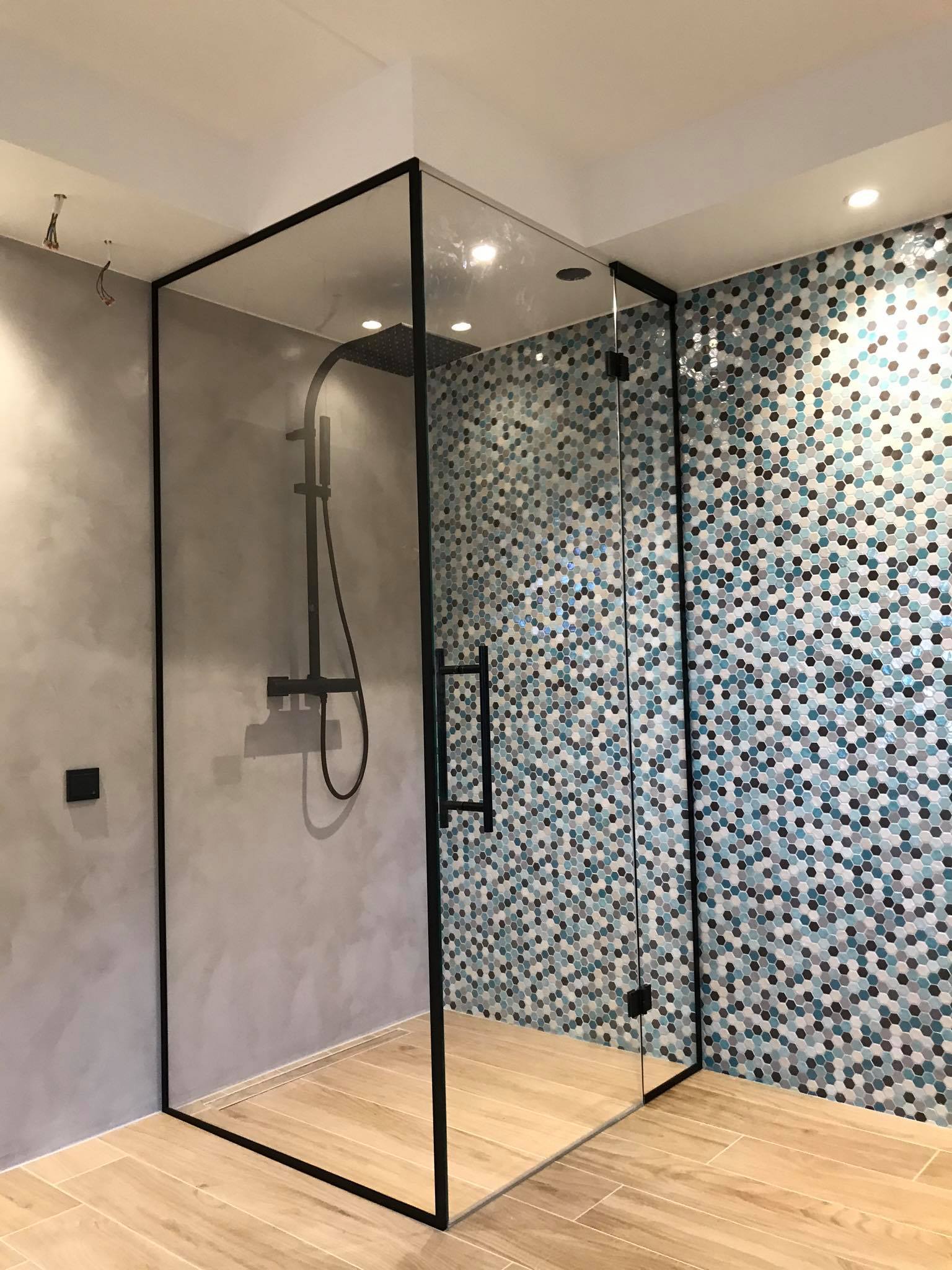 Dušikabiin klaasist dušinurk