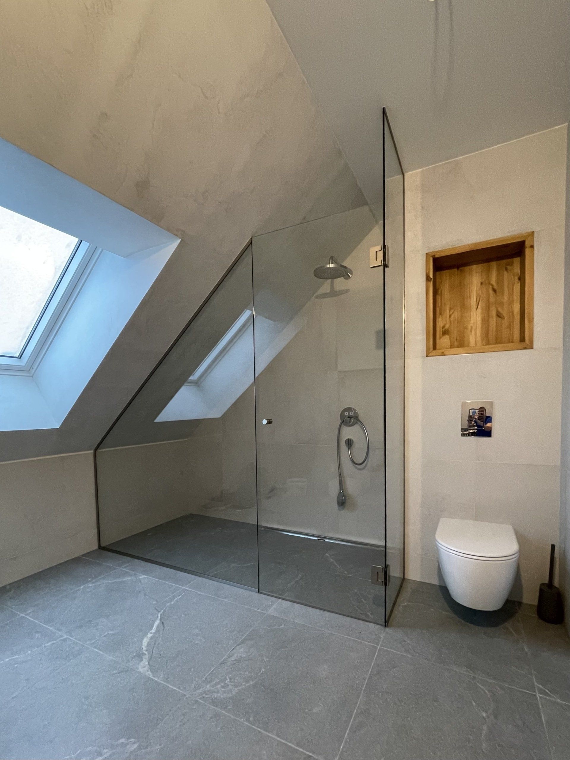 Kirgas klaas - kaldseina all dušinurk