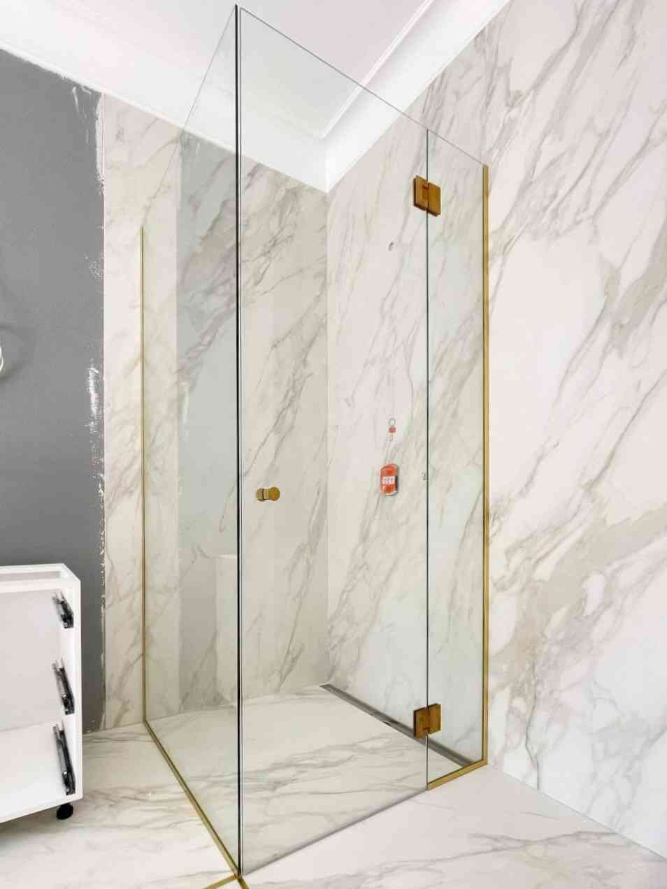 Dušikabiin - kirgas klaas, harjatud kuldne viimistlus