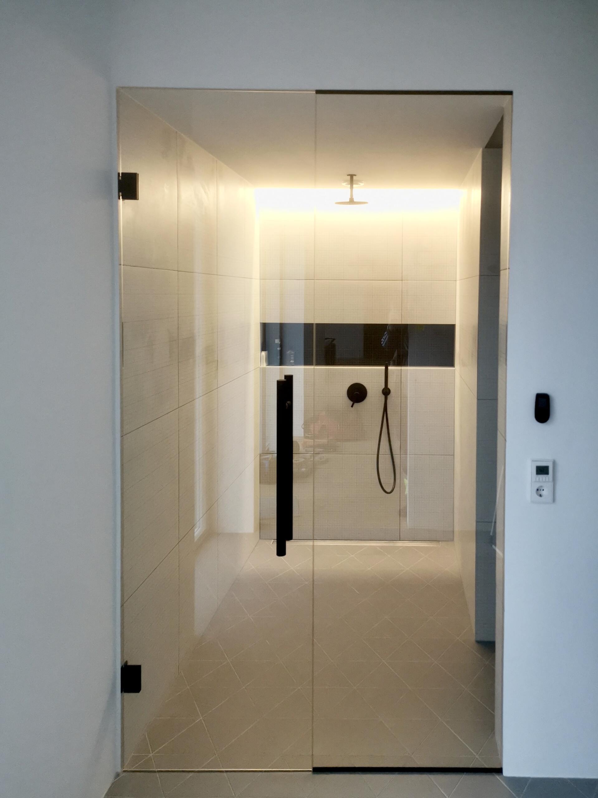 Dušisein klaasuksega