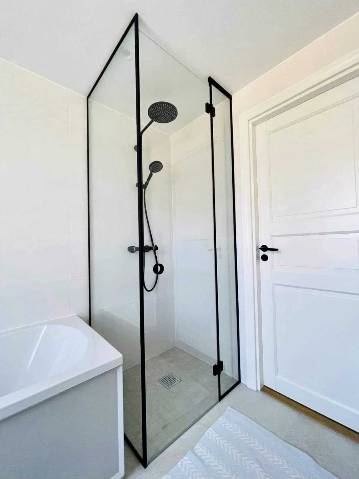 Dušikabiin musta raamiga klaasist