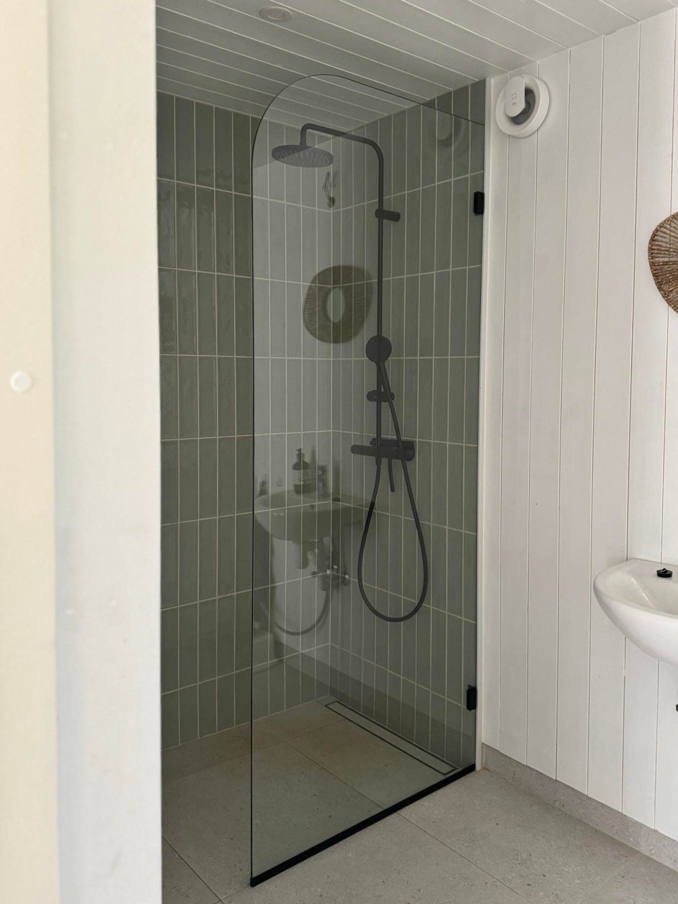 Dušisein, dušiklaassein ümara nurgaga - kirgas klaas