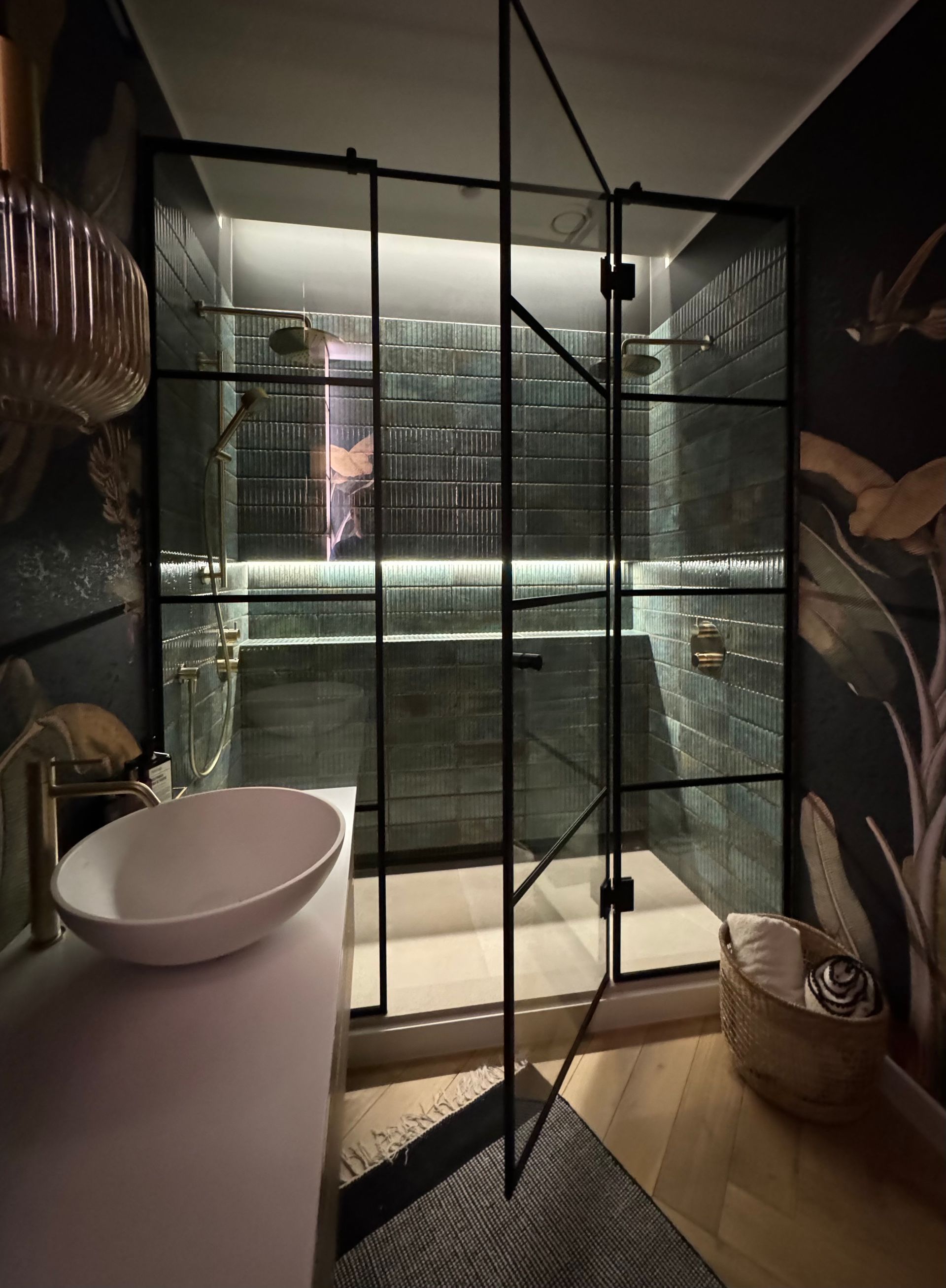 Dušiklaassein dušinurk must raamistus