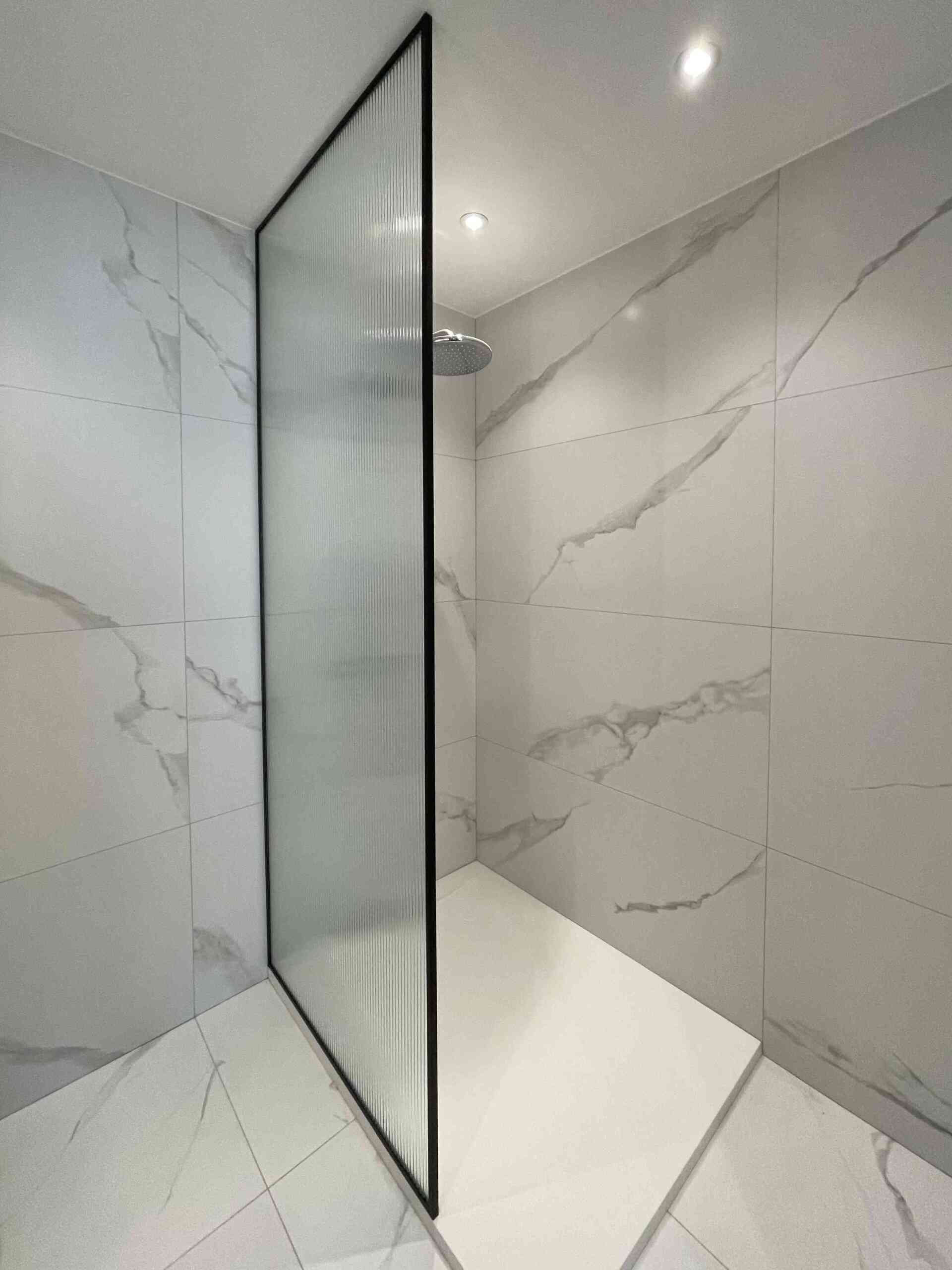 Dušisein laineklaas must raam , dušiklaassein