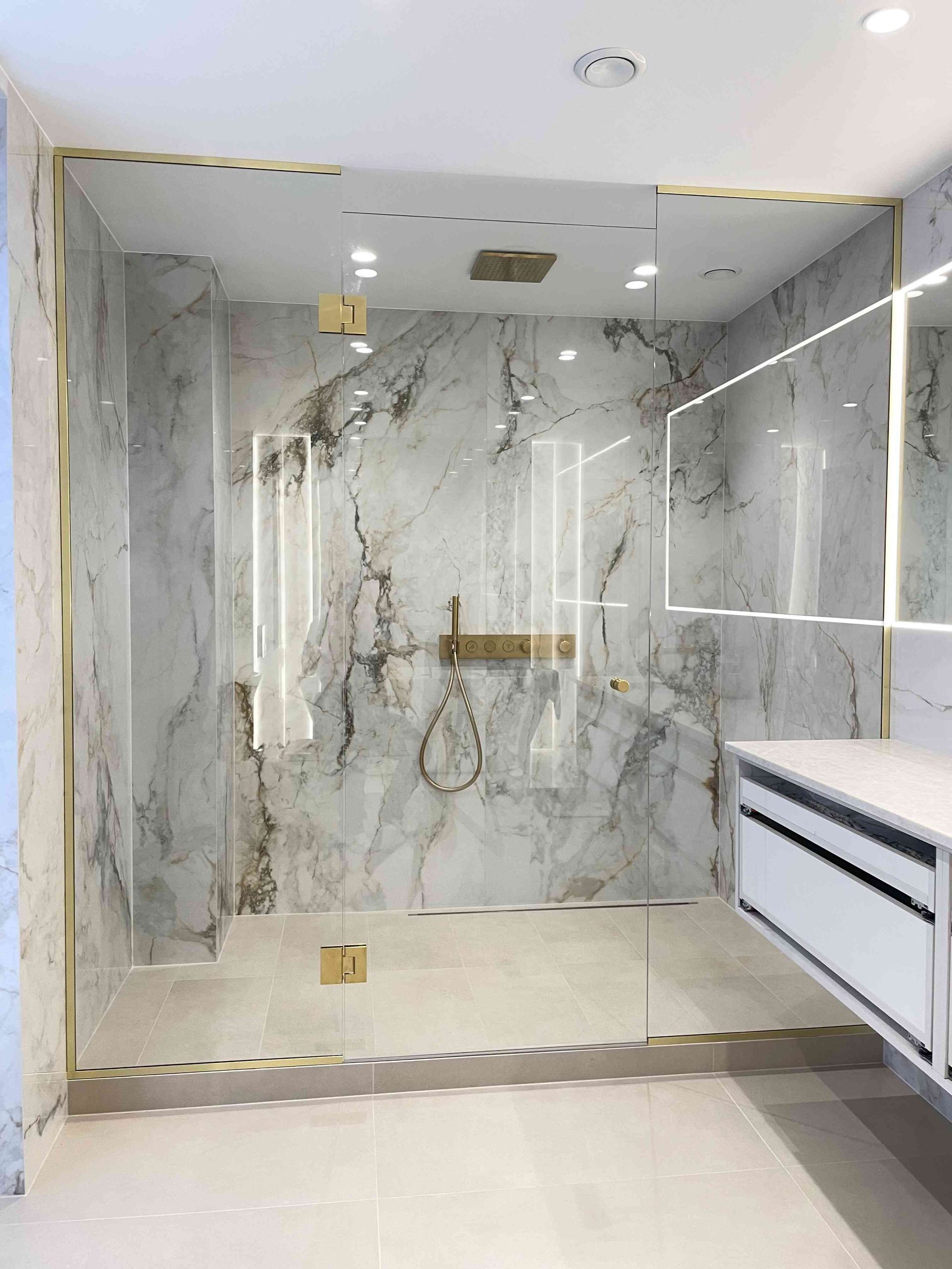 dušiseinad uksega harjatud kuldne raamistus