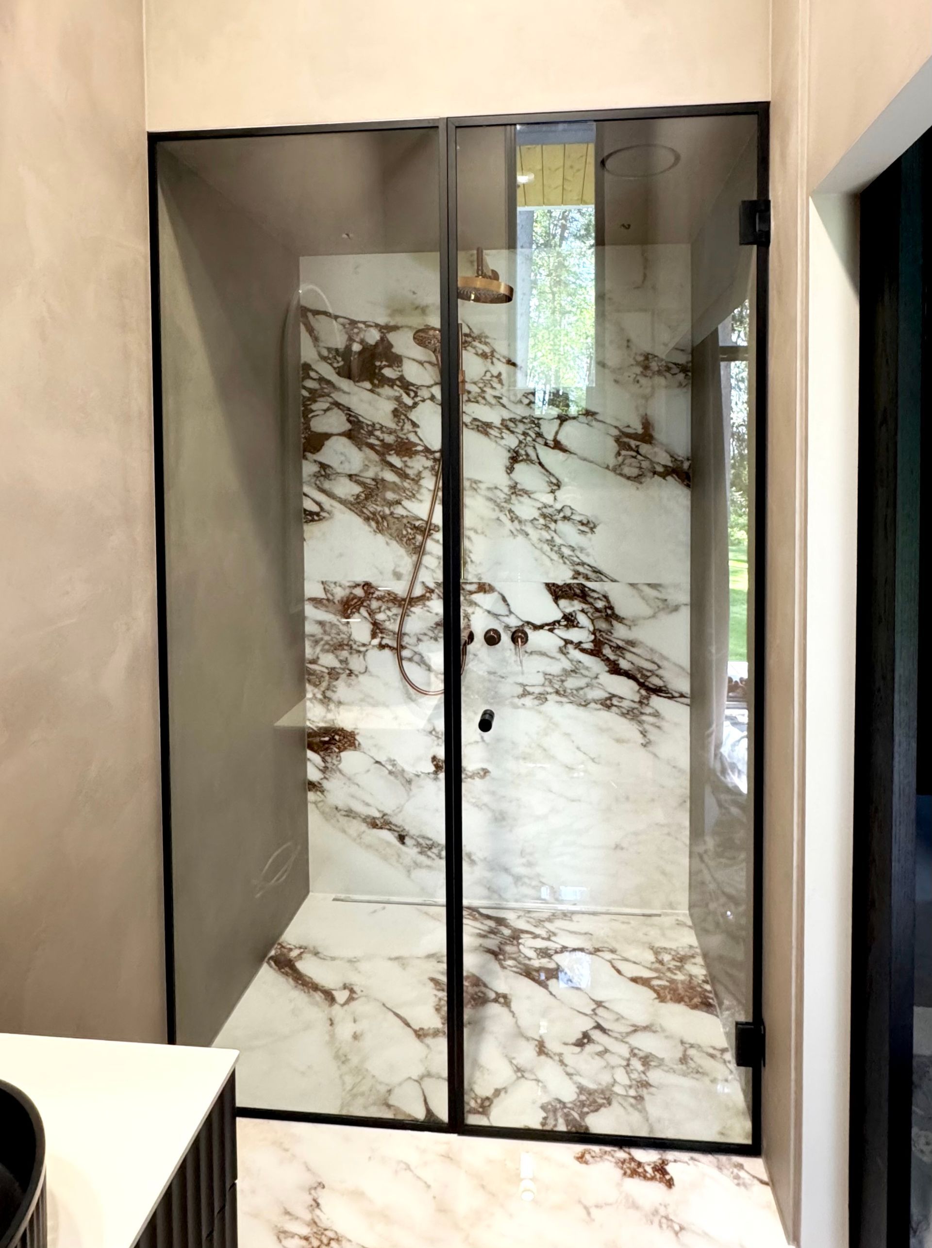 Dušisein uksega dušinurk, dušikabiin kirgas klaas. must raam. glassworks