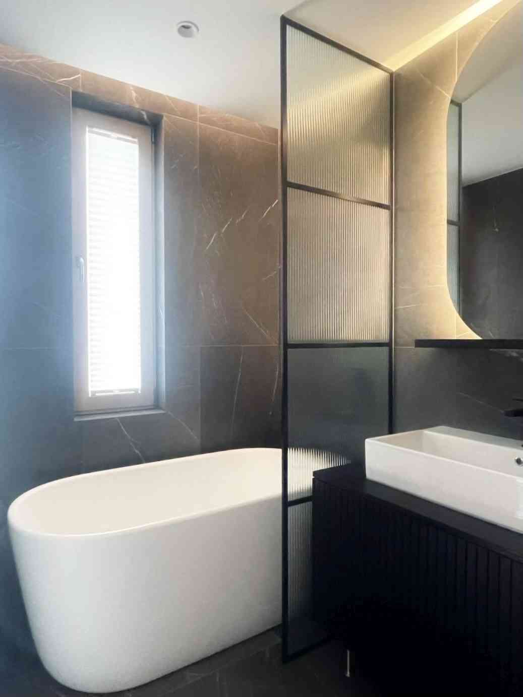 Dušisein - must raamistus, laineklaas. dušiseinad, dušiklaasseinad. Dusiklaasein. Dušiseinad pärnus, dušhisein Tartu. Duššiklaasid