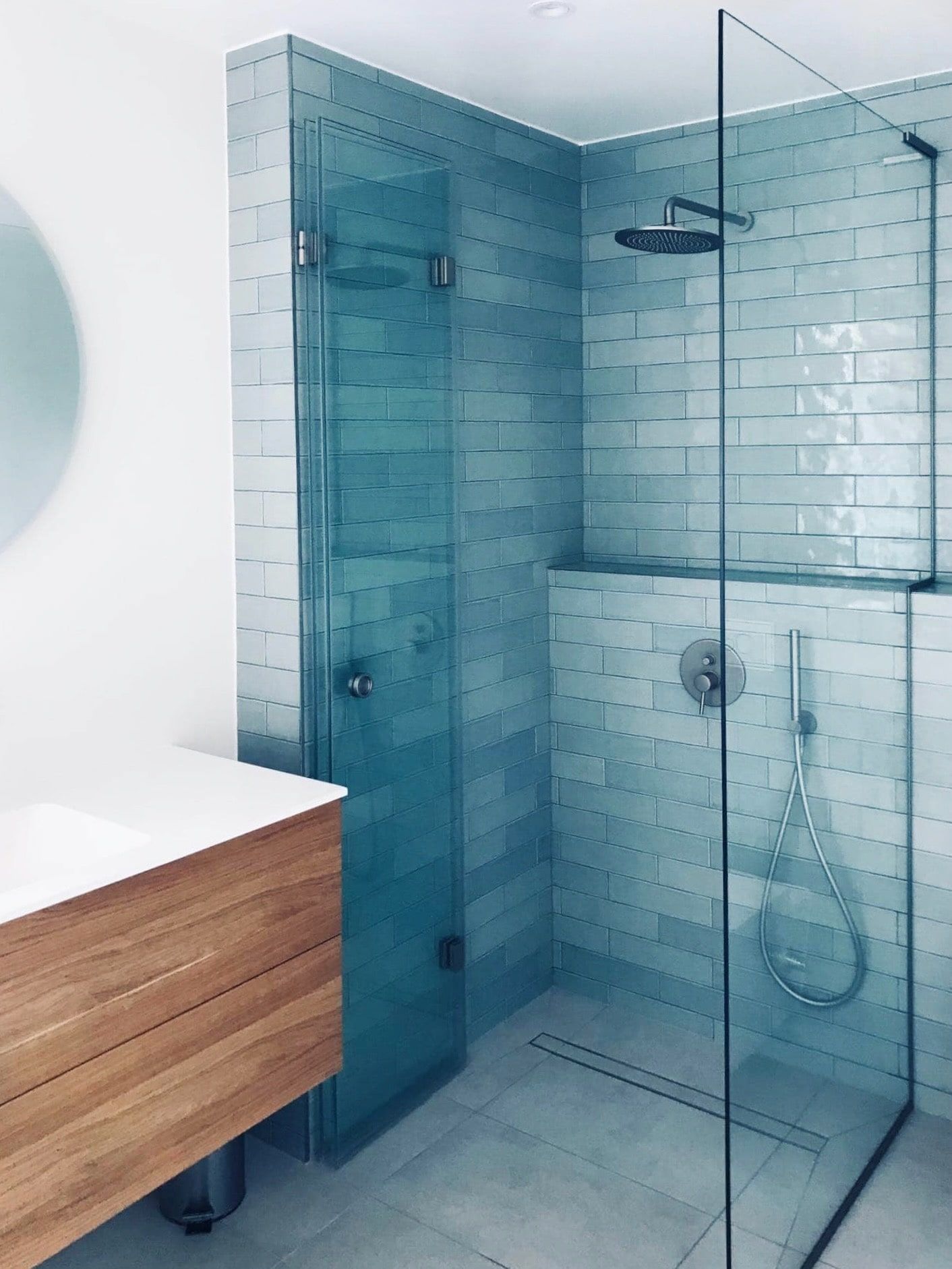 Dušinurk volditava uksega