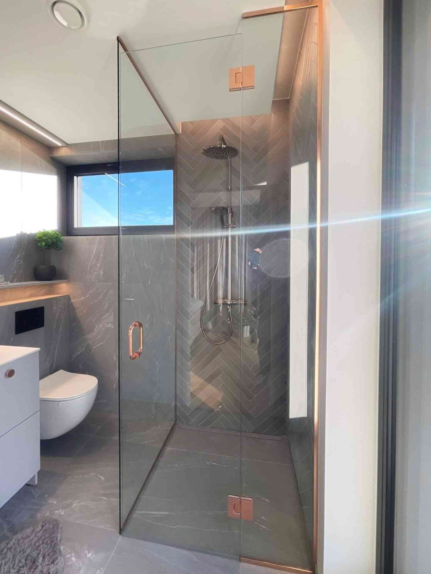 Dušinurk - kirgas klaas, poleeritud vask profiilid ja furnituur