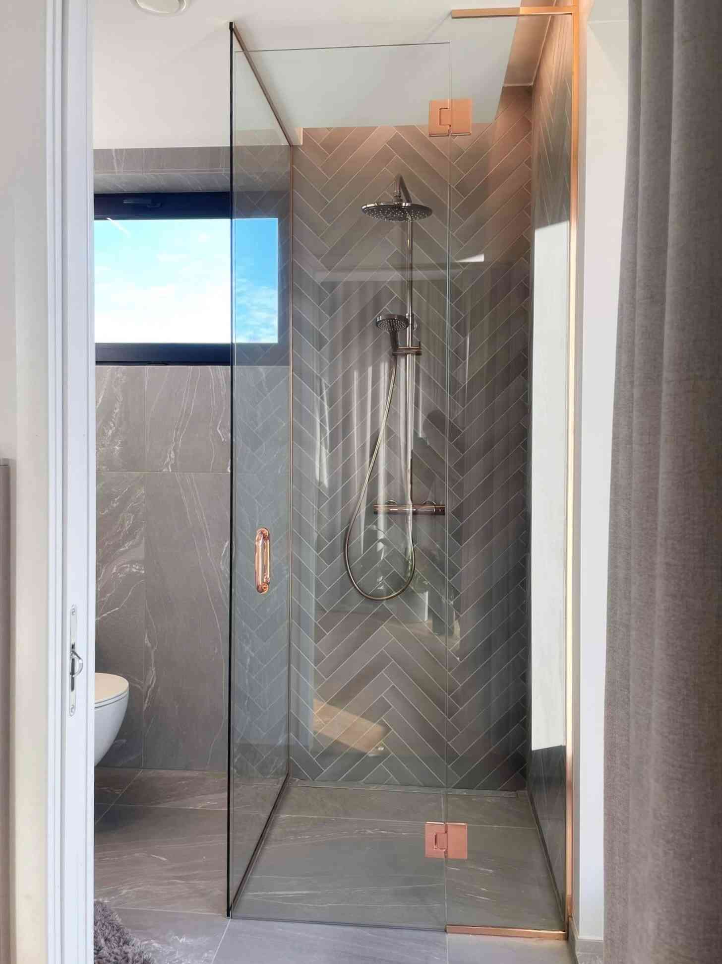 Dušinurk - kirgas klaas, poleeritud vask profiilid ja furnituur