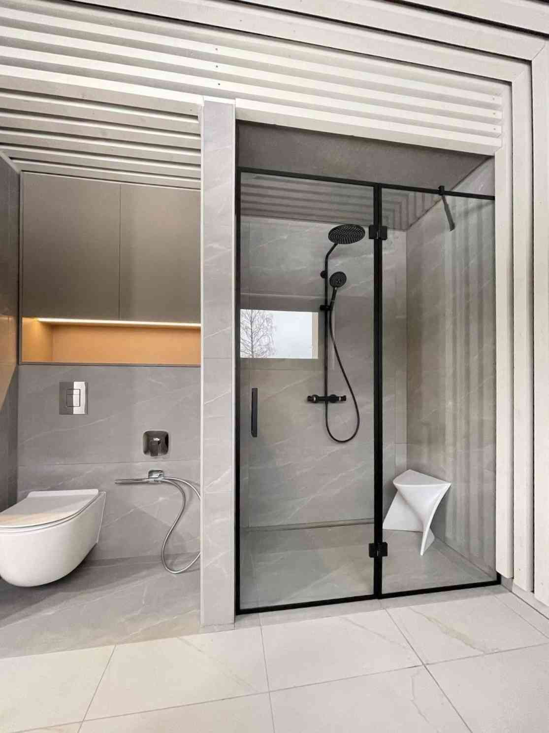 Dušinurk - kirgas klaas, mustas raamis