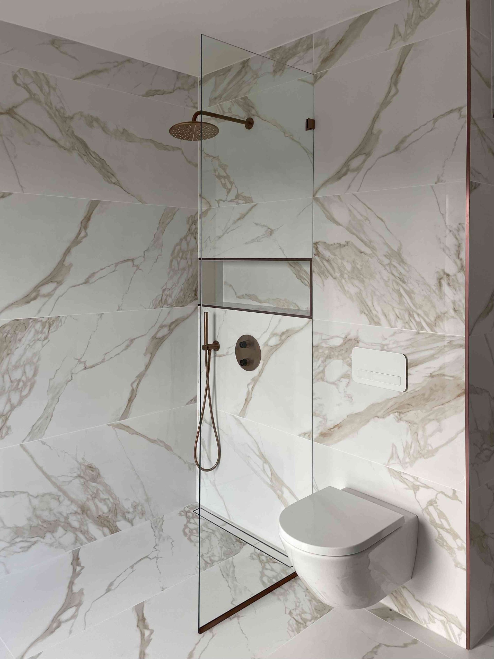 Dušiklaassein - kirgas klaas, harjatud vask furnituur. dušiseinad, dušiklaasseinad. Dušiseinad pärnus, dušhiseinad Tartus. Dušiklaasid